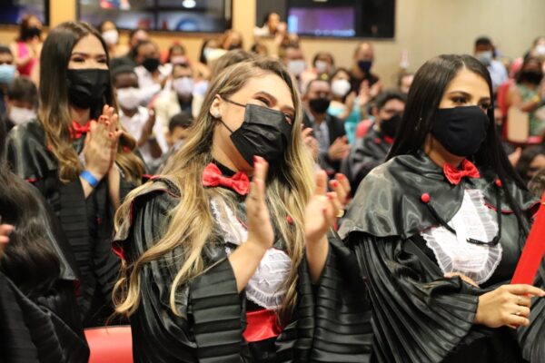 Formandos do curso de Direito da Faculdade Florence colam grau em evento presencial