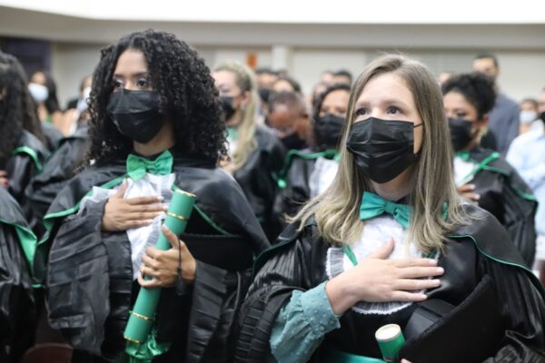 Florence forma novos bacharéis de Enfermagem e Nutrição em colação de grau presencial