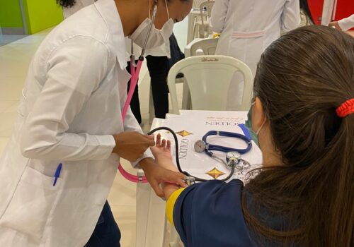 Curso de Enfermagem da Florence participa de ação social no Golden Shopping