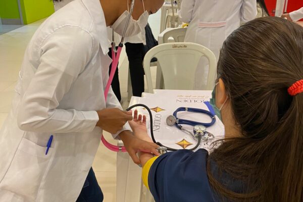 Curso de Enfermagem da Florence participa de ação social no Golden Shopping