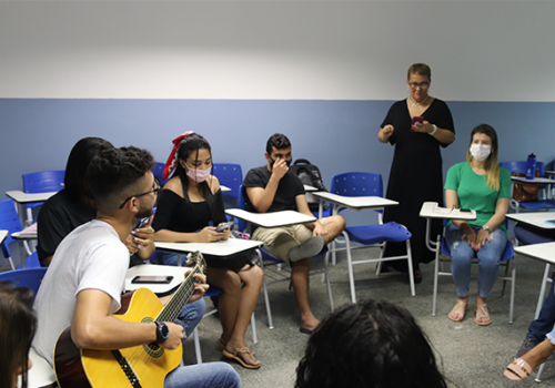 Alunos do curso de Farmácia da Florence participam de aula sobre musicoterapia