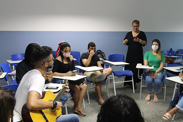Alunos do curso de Farmácia da Florence participam de aula sobre musicoterapia