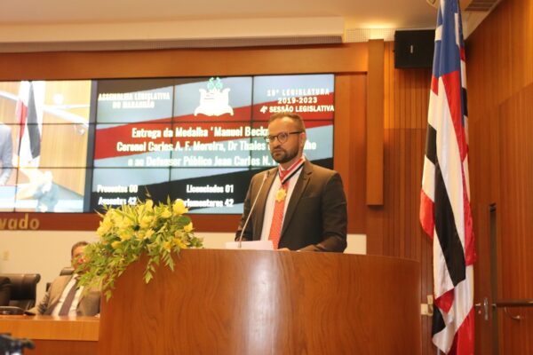 Thales de Andrade, Diretor Acadêmico da Florence, recebe Medalha “Manuel Beckman” na Assembleia Legislativa