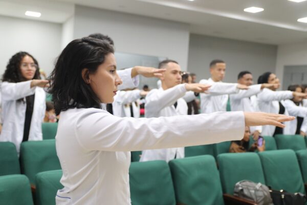 Curso de Fisioterapia da Florence realiza Cerimônia do Jaleco