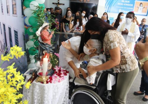 Florence realiza celebração de coroação à Nossa Senhora com a presença do Reitor do Santuário da Conceição