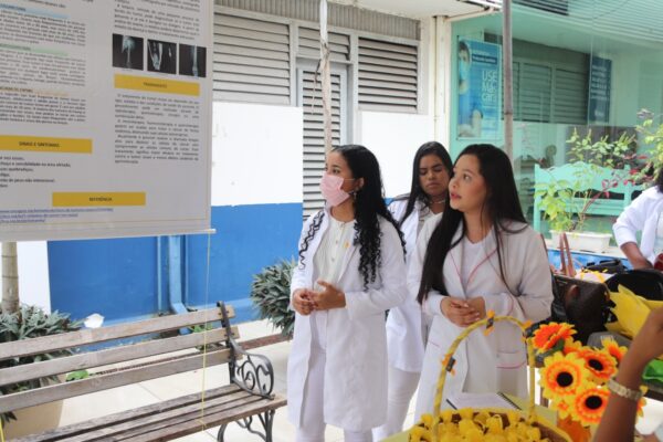 Alunos do curso Técnico em Enfermagem realizam ação de conscientização sobre o Julho Amarelo