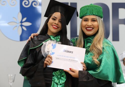 Formandas do curso de Estética e Cosmética da Faculdade Florence colam grau em evento emocionante