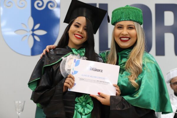 Formandas do curso de Estética e Cosmética da Faculdade Florence colam grau em evento emocionante