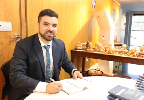 Professor do curso de Direito da Florence, Artur Mello, realiza lançamento de livro