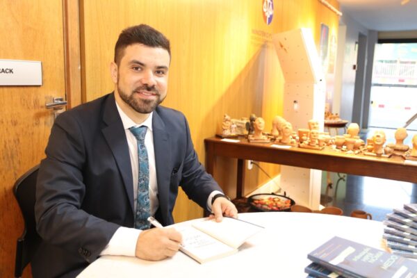 Professor do curso de Direito da Florence, Artur Mello, realiza lançamento de livro