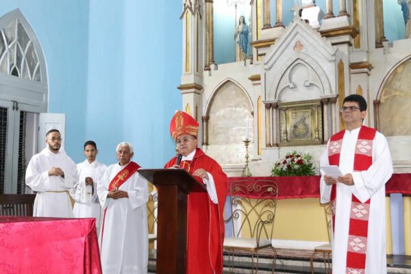 Faculdade Florence participa do Sacramento da Crisma na Igreja dos Remédios