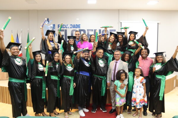 Instituto Florence realiza cerimônia de colação de grau dos cursos técnicos de enfermagem e eletromecânica