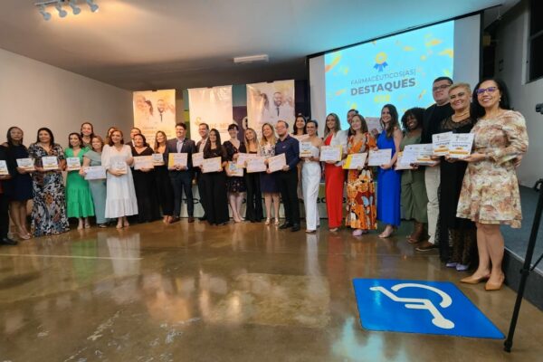 Professoras da Faculdade Florence são premiadas no Destaque Farmacêutico
