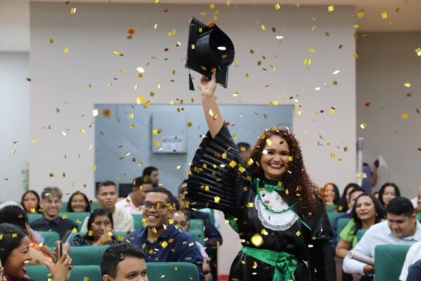 Faculdade Florence faz história e forma a primeira turma de profissionais de Biomedicina em Colação de Grau