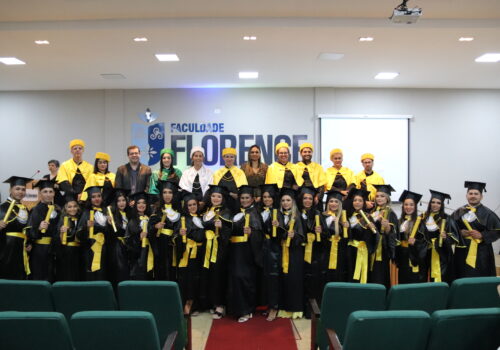 Faculdade Florence parabeniza formandos do curso de Farmácia em colação de grau