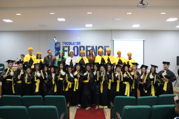 Faculdade Florence parabeniza formandos do curso de Farmácia em colação de grau