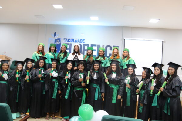 Florence parabeniza novos formandos do curso de Enfermagem