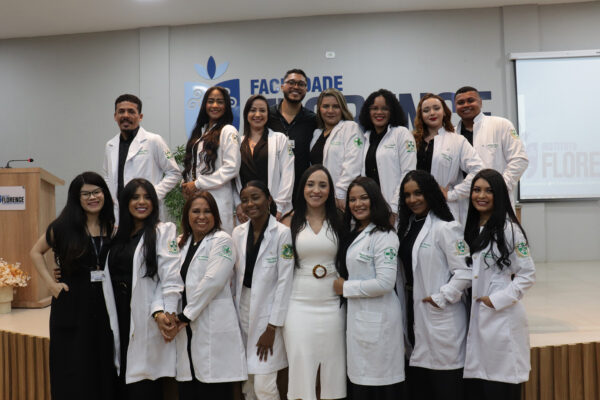 Cerimônia do Jaleco Celebra Compromisso e Excelência dos Estudantes de Biomedicina da Faculdade Florence